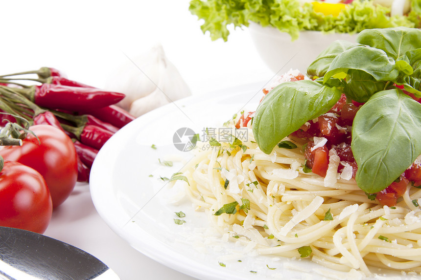 配有番茄酱和意大利面粉的鲜纹意面 与世隔绝营养蔬菜糖类美食盘子食物香料面条餐厅午餐图片