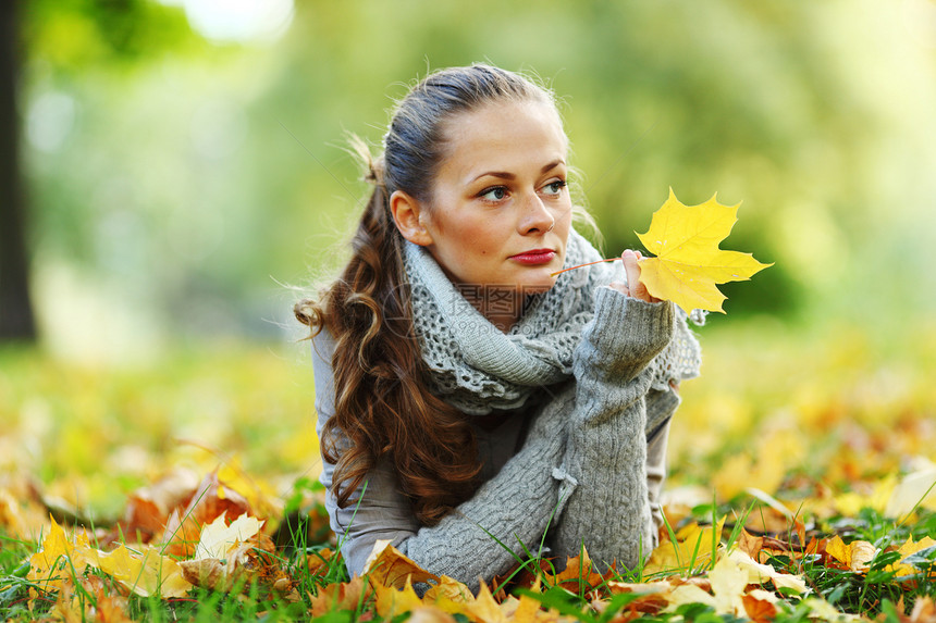 秋叶中的妇女脚尖眼睛团体女士公园金发女郎成人毛衣叶子幸福季节图片