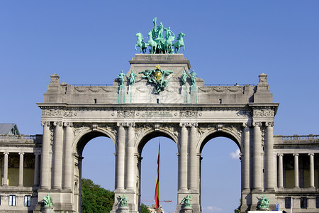 凯旋公园的Triumphal 拱门背景