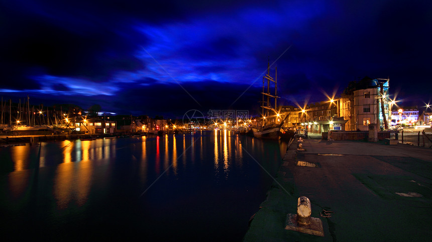 黄昏时的港湾天空蓝色帆船建筑学码头街道反射海洋酒店钓鱼图片