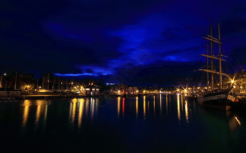 黄昏时的港湾街道帆船钓鱼建筑学酒店港口码头反射天空海洋背景图片