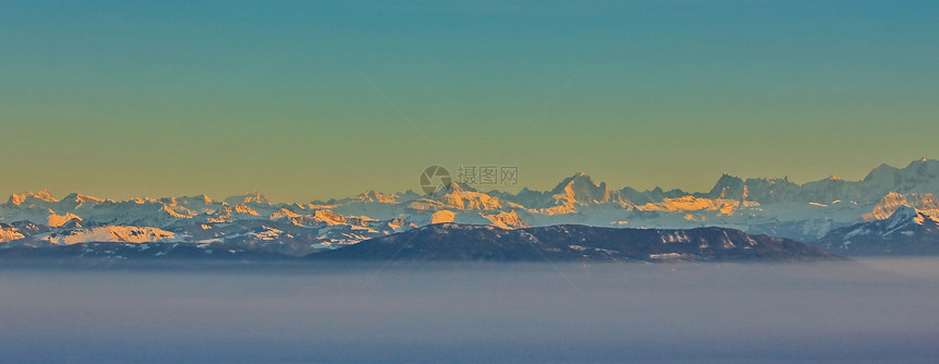 阿尔卑斯山森林首脑风景下坡滑雪树木云杉蓝色爬坡天空图片