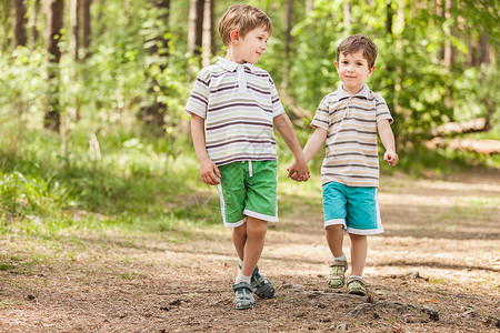 两个兄弟男孩卫生友谊微笑公园朋友保健快乐乐趣男性童年家庭高清图片素材