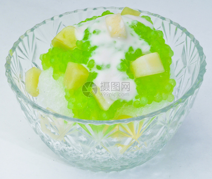 碎冰甜点和新鲜水果牛奶胡子果味乳白色勺子盘子白色糖浆美食果子图片