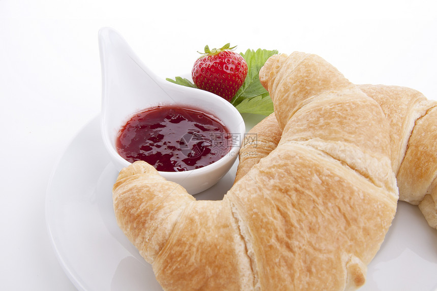 与草莓果酱隔离的新鲜羊角面包营养小吃水果咖啡浆果早餐金子美食维生素糕点图片