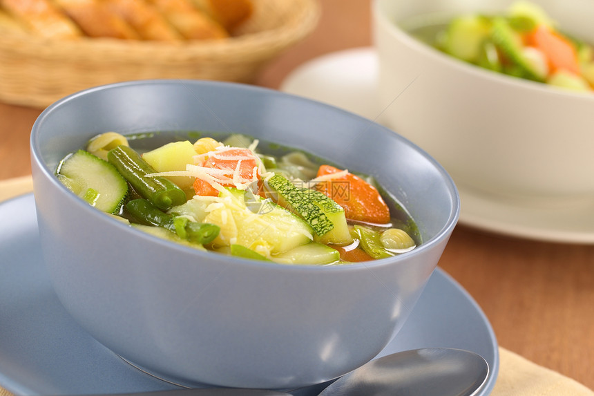 新鲜矿泉汤面条土豆贝壳美食主菜蔬菜勺子肉汤食物韭葱图片