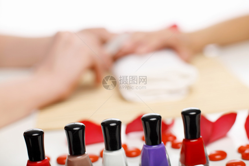 女人正在修指甲身体魅力福利奢华毛巾护理沙龙拇指女孩化妆品图片