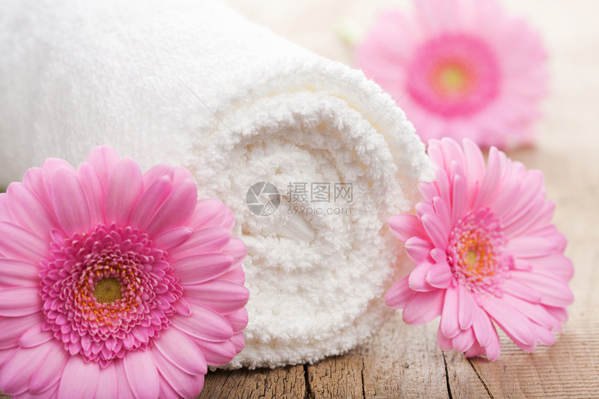 用于温泉的毛巾和鲜花治疗雏菊草本植物浴室风格护理奢华皮肤芳香木头图片