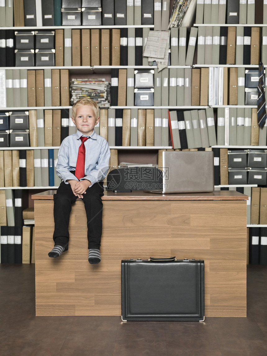 青年商务人士生长条件办公用品人士活页夹男生衬衫领带办公室孩子图片