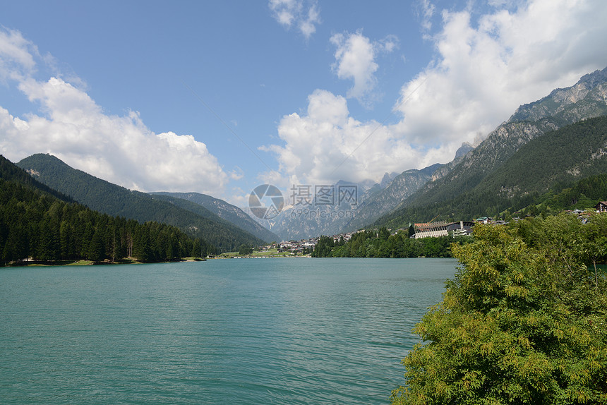 多洛米人湖 有夏季颜色公园镜子假期旅游木头顶峰山脉世界房子旅行图片