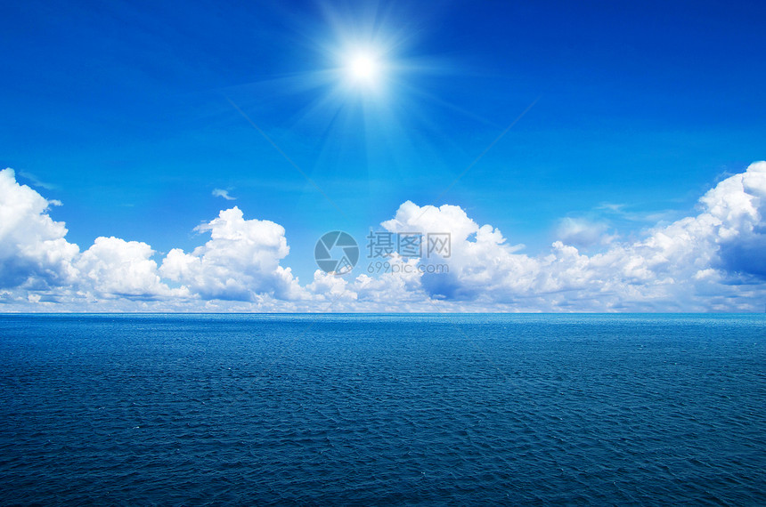 海与完美的天空海景地平线天空季节生态阳光太阳天堂旅行冲浪图片