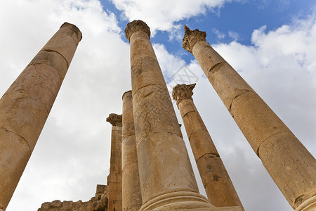 亚耳坦神庙的柱石背景图片