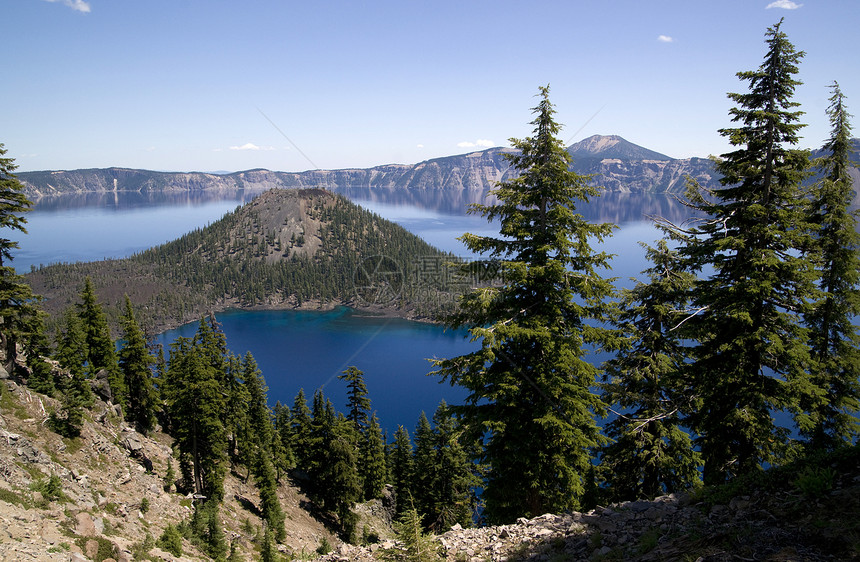 俄勒冈州克拉特湖远景陨石火山森林支撑障碍岩石收费国家风景图片