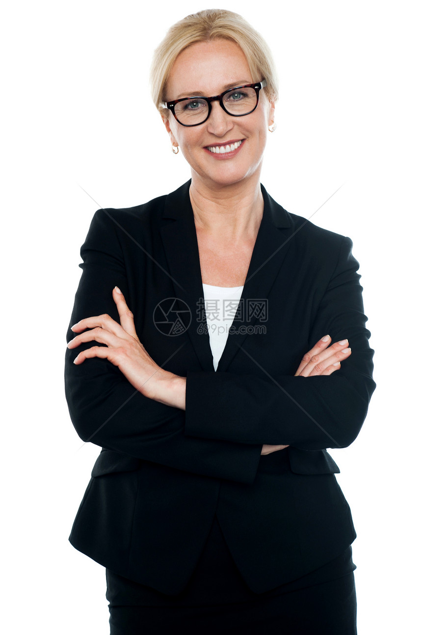 身戴眼镜的跨臂女商务人士图片