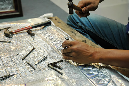 手工艺人雕刻木头木板礼物工匠展示工艺装饰品绘画手工业纪念品手工制作高清图片素材