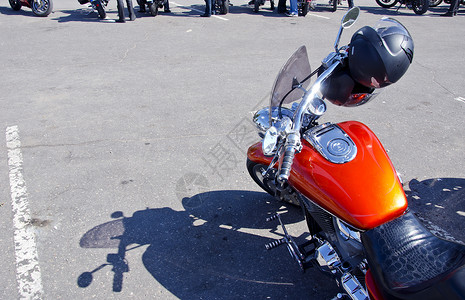 两顶头盔的摩托车背景