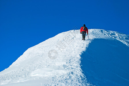 单身男性登山者登顶挑战高清图片素材