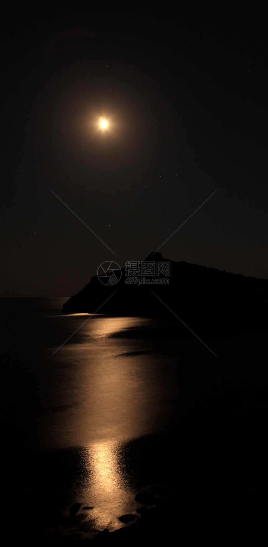 海岸的月光和天空中的星辰在夜幕下图片