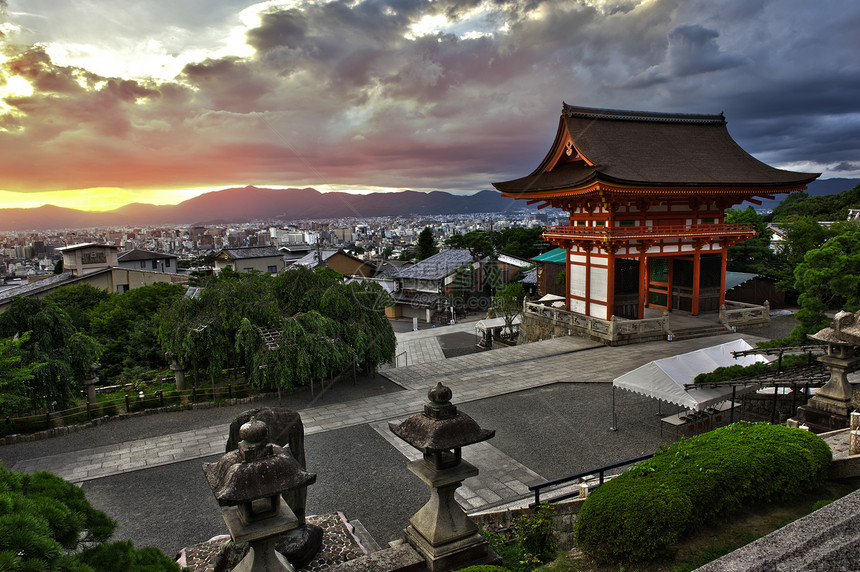 京都天空橙子爬坡遗产日落神社城市多云寺庙宗教图片