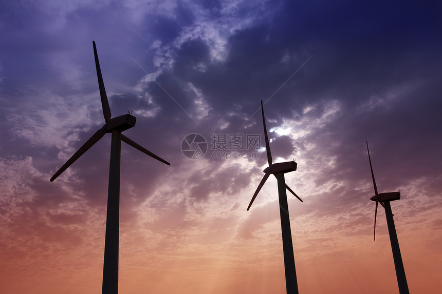 日落天空时的风力车技术环境日出日落风车旋转戏剧性天空蓝色气氛图片