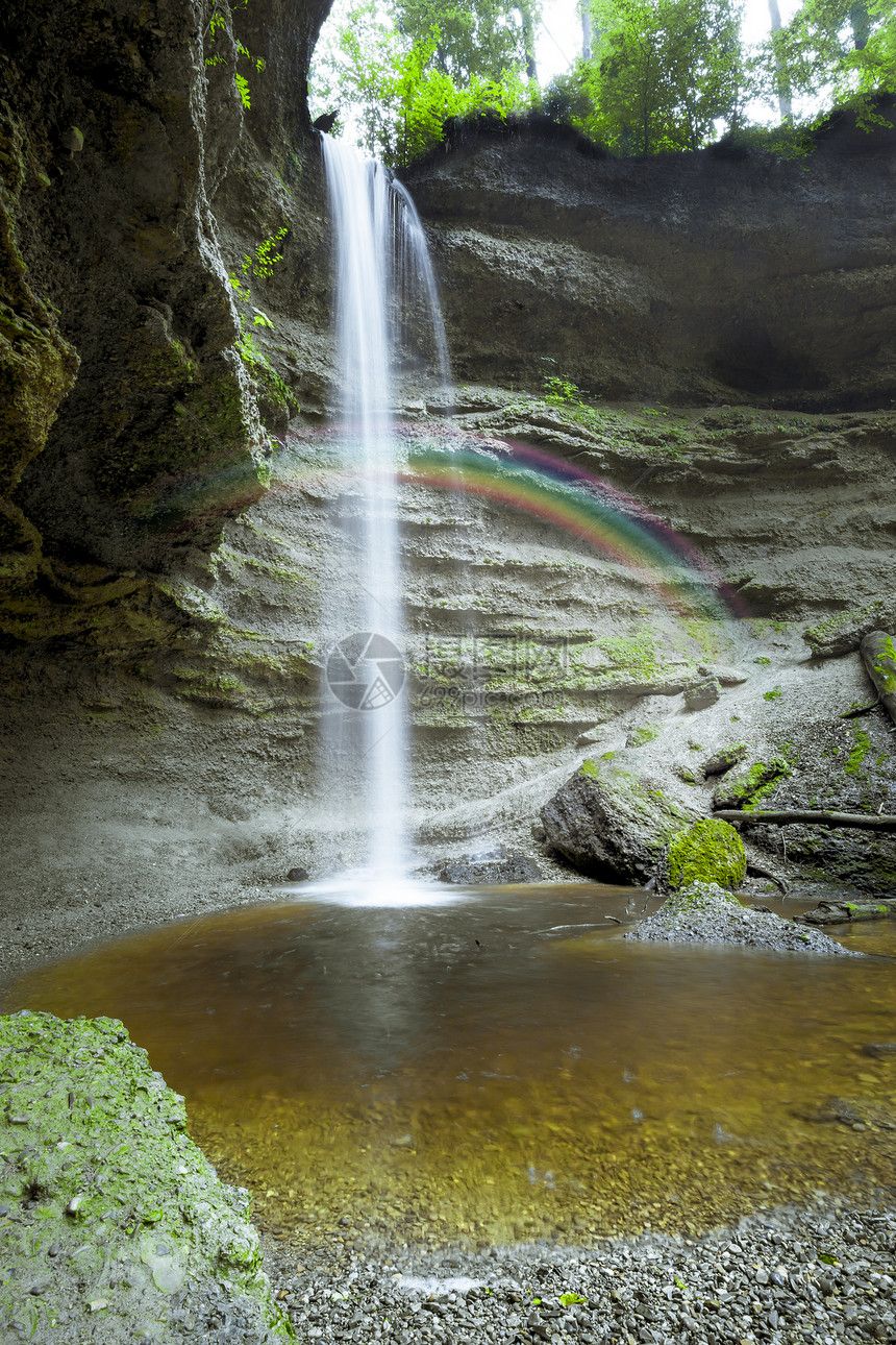 瀑布观光彩虹旅游池塘荒野绿色木头石头地标森林图片