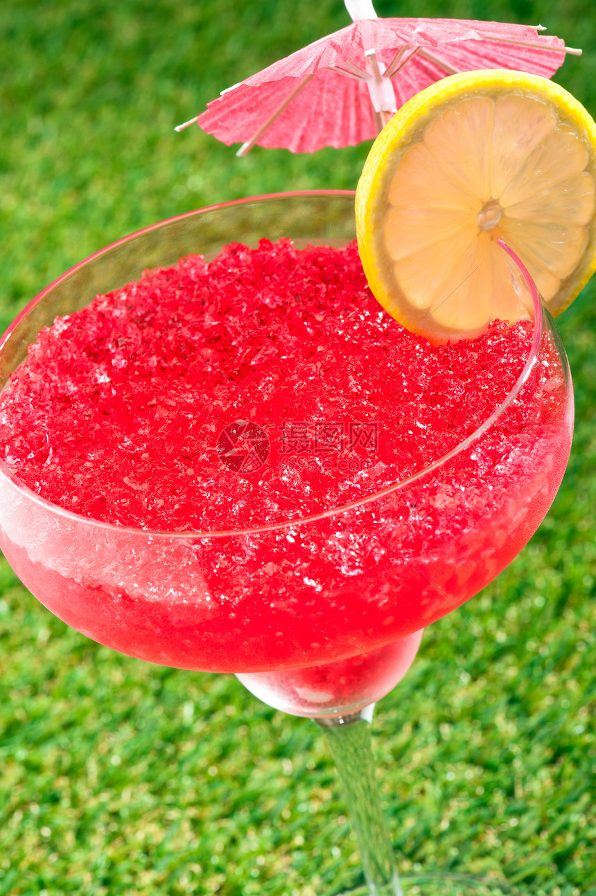 草莓 西瓜Daiquiri反射饮料食物水果庆典酒精柠檬果汁玻璃冰块图片