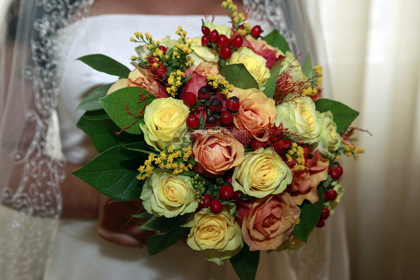 婚礼花束传统已婚婚姻白色花朵黄色裙子红色女性新娘图片