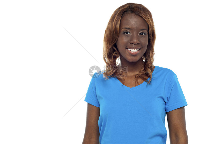 微笑的非洲女孩的半长照片图片