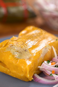 秘鲁Tamale玉米食物盘子沙拉洋葱早餐小吃背景图片