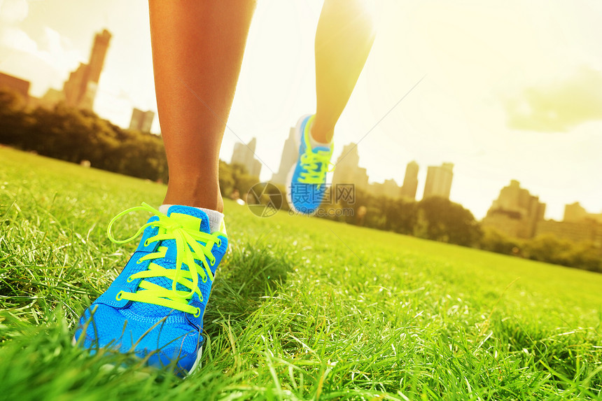 Runner  运行鞋贴补公园女性女孩慢跑者鞋类跑步者日落赛跑者城市跑鞋图片