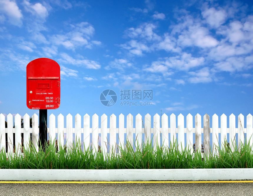 邮箱红色盒子木头天空金属信箱邮政送货街道白色图片