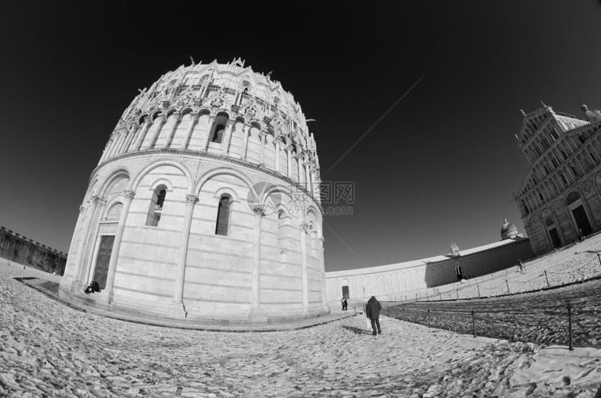 暴风雪过后在比萨的广场圆顶文化教会柱子旅行倾斜假期雕像历史建筑图片