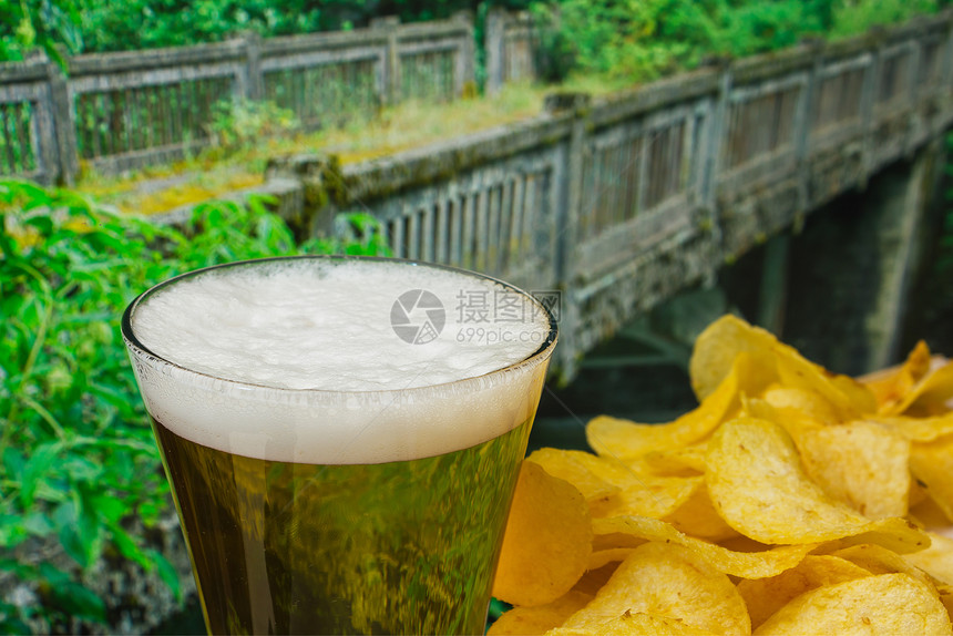 杯子里的泡沫啤酒盐渍液体土豆小吃美食玻璃食物草稿芯片图片