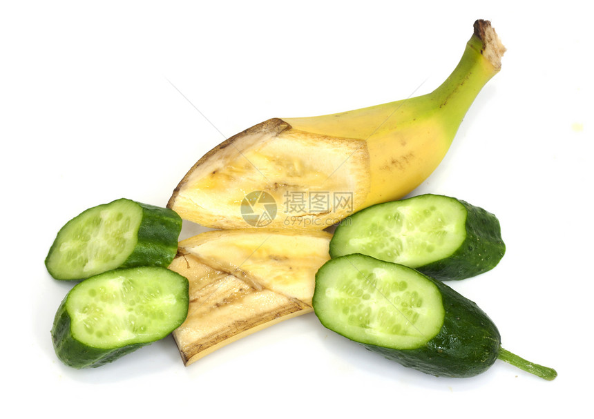 白背景的切片黄瓜和香蕉图片