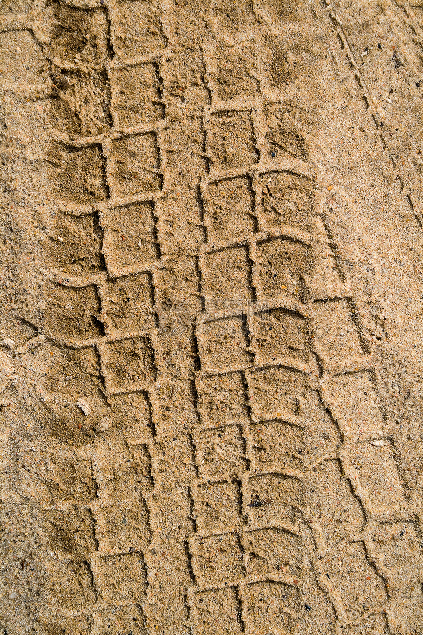 沙土中的轮胎轨迹图片