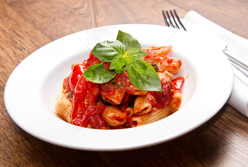 意大利面加西红柿和烤肉晚餐蔬菜营养饮食厨房食物面条餐厅产品盘子图片