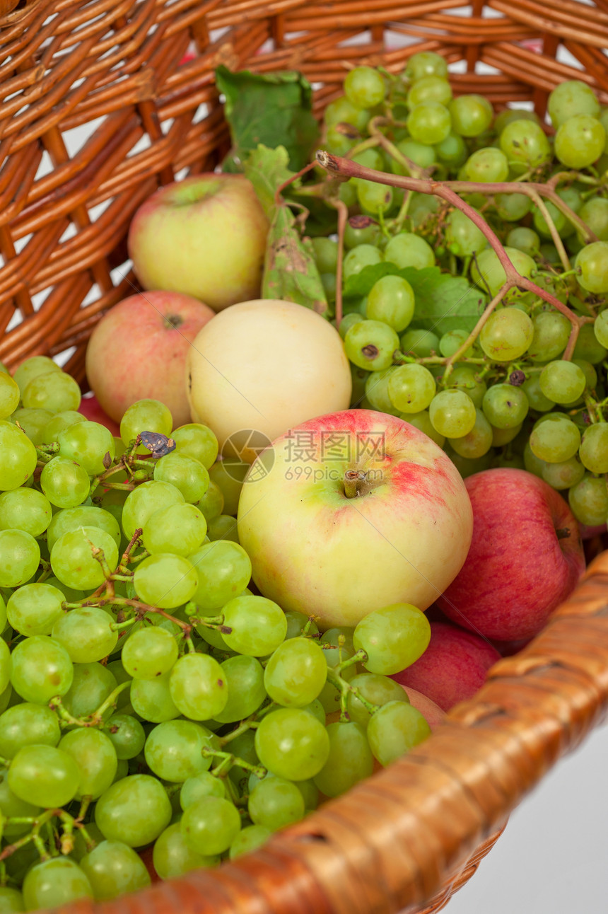 苹果和葡萄味道收成篮子坡度甜点柳条维生素水果静物食物图片