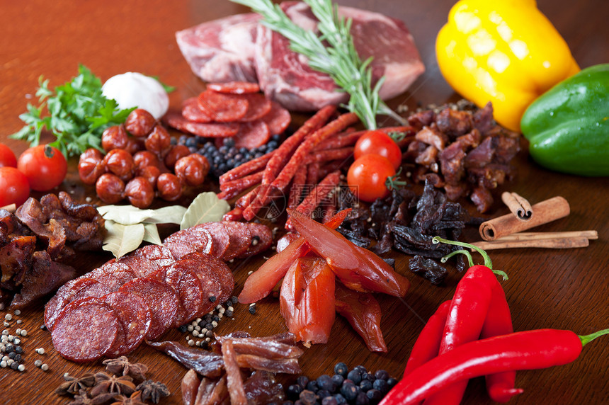 肉类和香肠美食蔬菜盘子木板木头餐厅火腿牛肉胡椒熏制图片