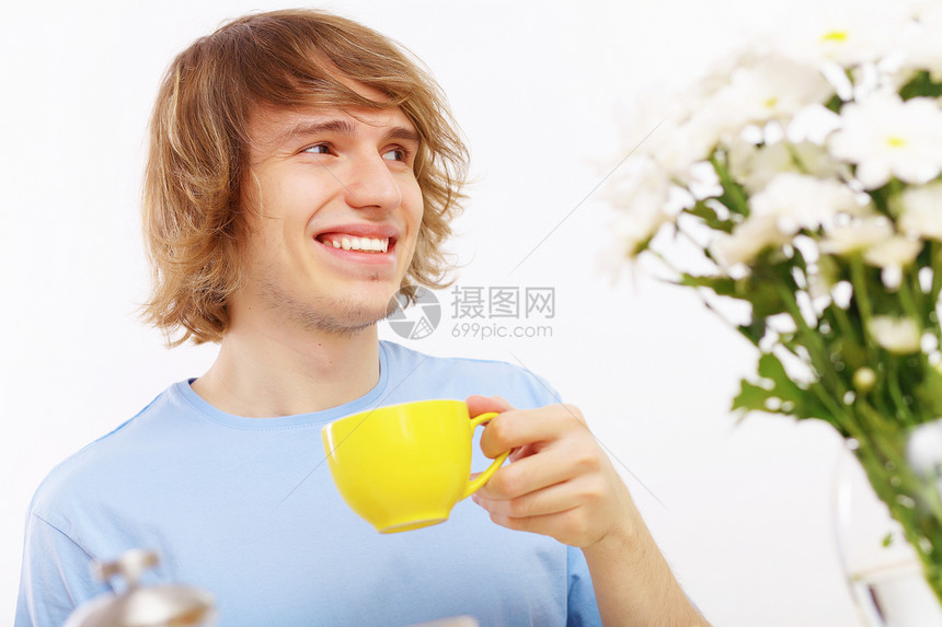 快乐的年轻人喝茶蓝色饮料闲暇幸福杯子男性男人厨房乐趣生活图片