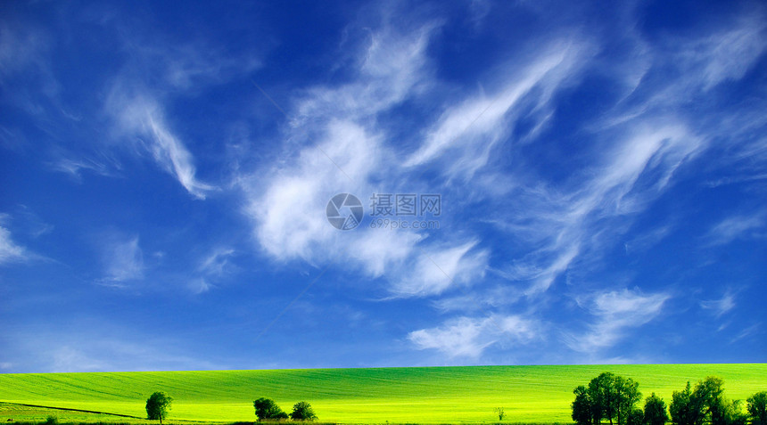 字段阳光国家场地草地蓝色土地农村远景环境地平线图片