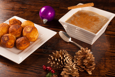 圣诞食圆形肉桂油炸拉丁季节性馒头盘子服务包子糕点高清图片