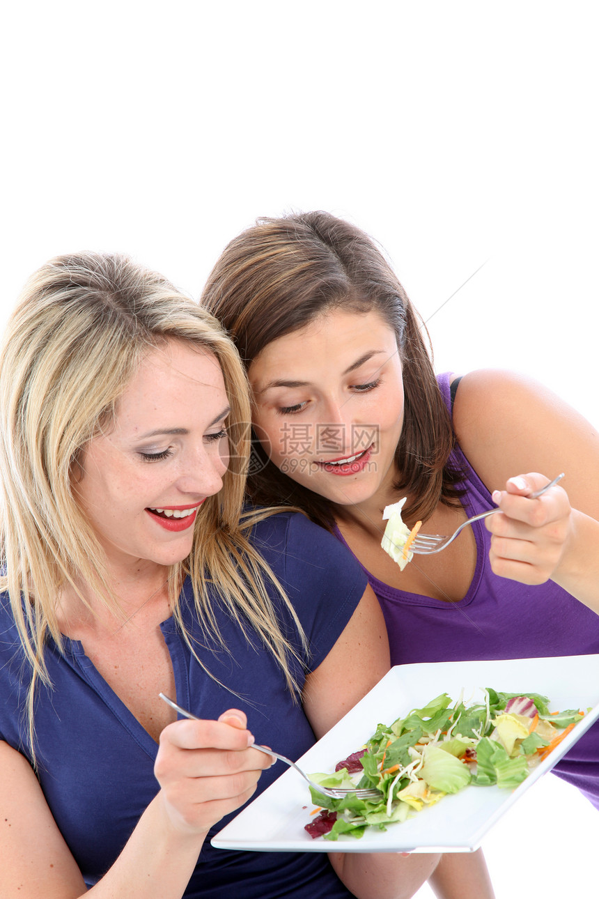 分享沙拉的年轻饮食者图片