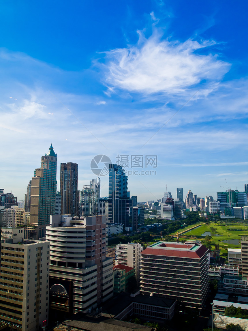 蓝天空和城市图片