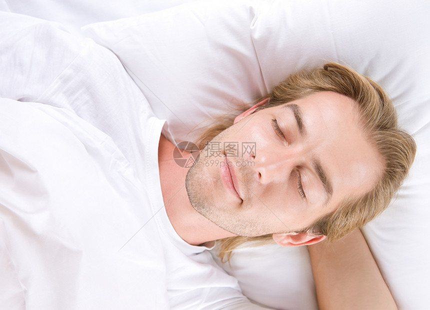 年轻男子在床上睡觉用品亚麻青年棕榈男生男性男人闲暇衣服毯子图片