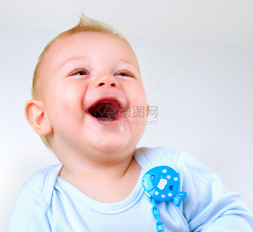 可爱的宝贝男孩笑尿布男生金发喜悦儿科教育蓝色牛奶牙齿幸福图片