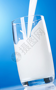健康新鲜奶粉养分奶油食物运动流动牛奶奶制品蓝色玻璃工作室背景图片