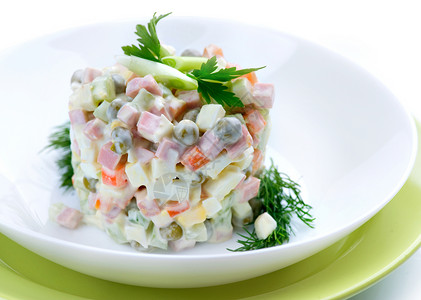 沙拉奥利维尔 俄罗斯传统沙拉 蔬菜沙拉营养盘子美食菜单香肠小吃土豆白色食物茶点高清图片素材