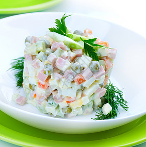萨拉德奥利维尔 俄罗斯传统沙拉香肠菜单营养盘子食物小吃土豆蔬菜美食白色新鲜高清图片素材