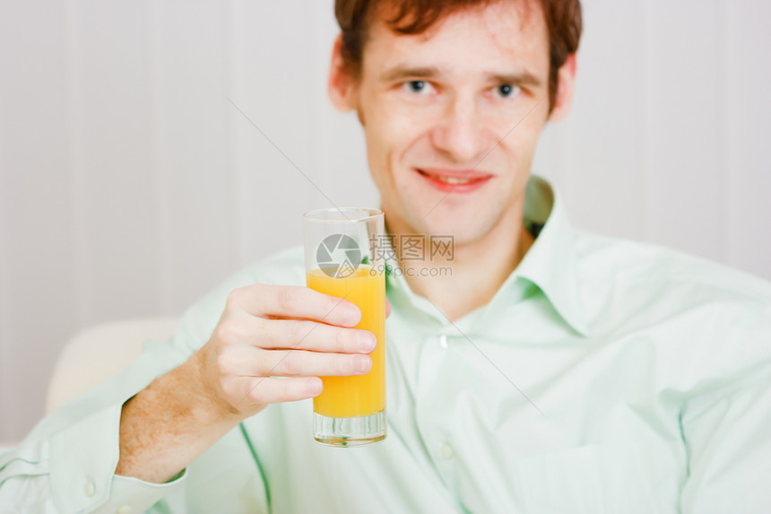 男人笑着用玻璃汁图片