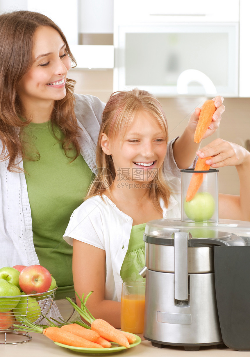 家庭快乐 新鲜苹果和胡萝卜汁图片
